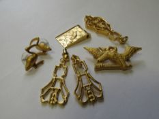 5 items of gold coloured jewellery. Estimate £50-60.