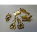 5 items of gold coloured jewellery. Estimate £50-60.