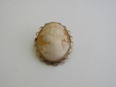 9ct gold cameo brooch. Estimate £50-60.