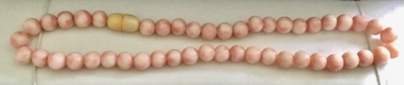 Victorian Angel skin coral choker, a superb example of this rare coral. Estimate £75-100.