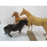 2 Beswick palomino horse figurines & a bay pony figurine. Estimate £20-30.