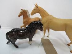 2 Beswick palomino horse figurines & a bay pony figurine. Estimate £20-30.