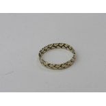 10ct gold decorated wedding band, size P, weight 1.6gms. Estimate £40-50.