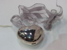 Links of London large silver puffed heart in a box plus Links velvet bag. Estimate £15-20.