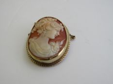 Large 9ct gold cameo brooch. Estimate £100-150.