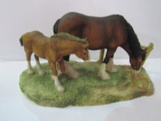 Border Fine Arts mare & foal by Ayres. Estimate £20-30.
