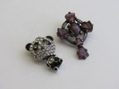 2 fashion brooches. Estimate £10-20.