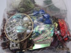 A bag of costume jewellery. Estimate £10-15.