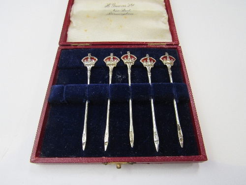 A case containing 4 silver cocktail sticks with colourful enamel cockerels, plus another enamel - Image 2 of 3