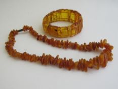 Amber bracelet & a butterscotch amber necklace. Estimate £40-50.