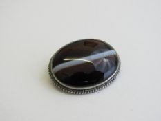 Banded agate Victorian silver brooch, length 4 x 3.25mm. Estimate £50-60.