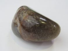 A large piece of agate for jewellery making. Estimate £40-60.