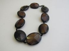 9 large agate stone necklace. Estimate £40-60.