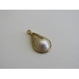 15ct gold & large pearl & diamond clip-on pendant. Estimate £200-250.