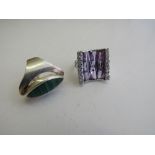 Silver & green stone ring & a silver & clear stone ring. Estimate £10-20.