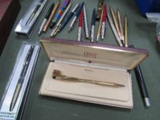 Collection of 21 pens including Parker & Cross together with sterling silver & gold plated pens.