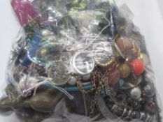 A bag of costume jewellery. Estimate £10-15.