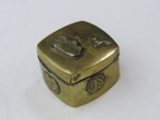 Small oriental brass decorated snuff box. Estimate £20-30.