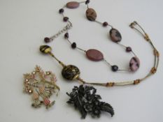 2 brooches, necklace with purple pearls & rodocrozite stone & another necklace. Estimate £10-20.