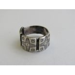 925 silver Niello ring, size R. Estimate £10-20.