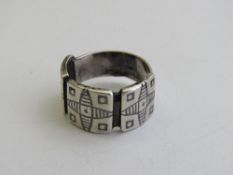 925 silver Niello ring, size R. Estimate £10-20.