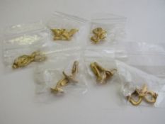 6 items of gold coloured jewellery. Estimate £60-70.