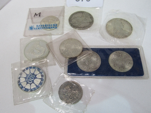 9 various Foreign commemorative coins. Estimate £40-60.