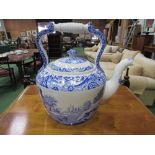 Large Spode Italian pattern blue & white kettle. Estimate £50-80.