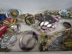 Approx 36 brooches, mostly vintage. Estimate £20-30