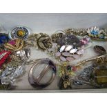 Approx 36 brooches, mostly vintage. Estimate £20-30