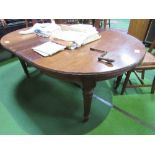 Mahogany Edwardian wind-out dining table c/w 2 leaves, on reeded turned legs to casters c/w