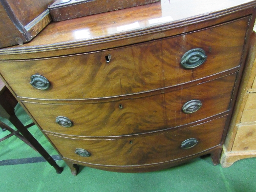 Sheraton-style bow fronted chest of 3 graduated drawers. Estimate £40-60 - Image 2 of 4