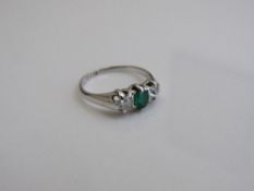 18ct white gold, diamond & emerald ring, size P, weight 2.9gms. Estimate £250-300