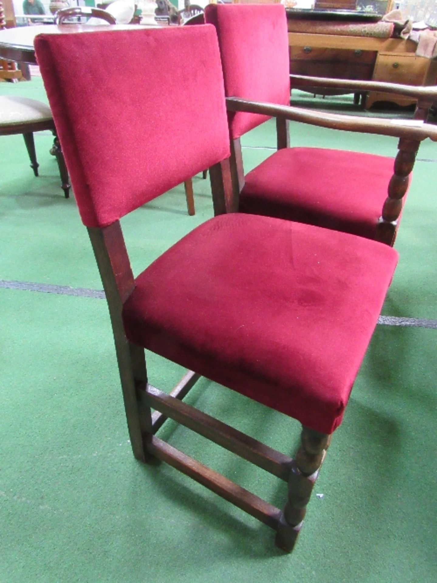 4+2 oak framed red upholstered chairs with bobbin turned stretcher to fronts. Estimate £40-60 - Image 3 of 4