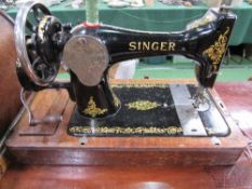 Singer F3222891 manual sewing machine with hard case & key. Estimate £20-30