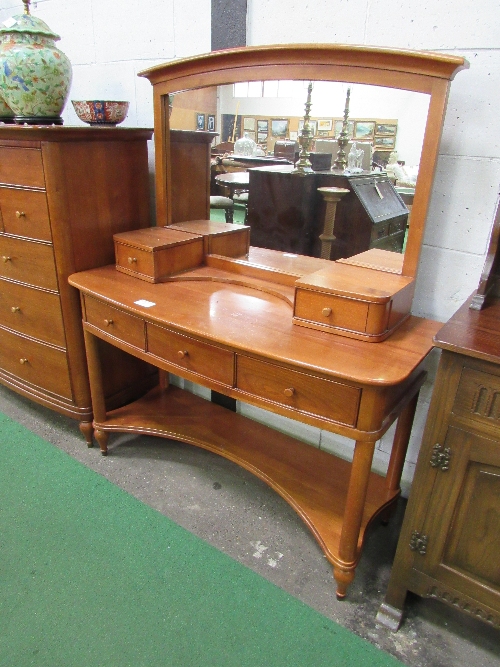 Cherry wood bow front dressing table with 3 frieze drawers, under shelf & mirror by Willis & - Image 2 of 4