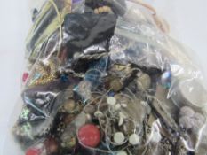 Bag of costume jewellery. Estimate £15-25