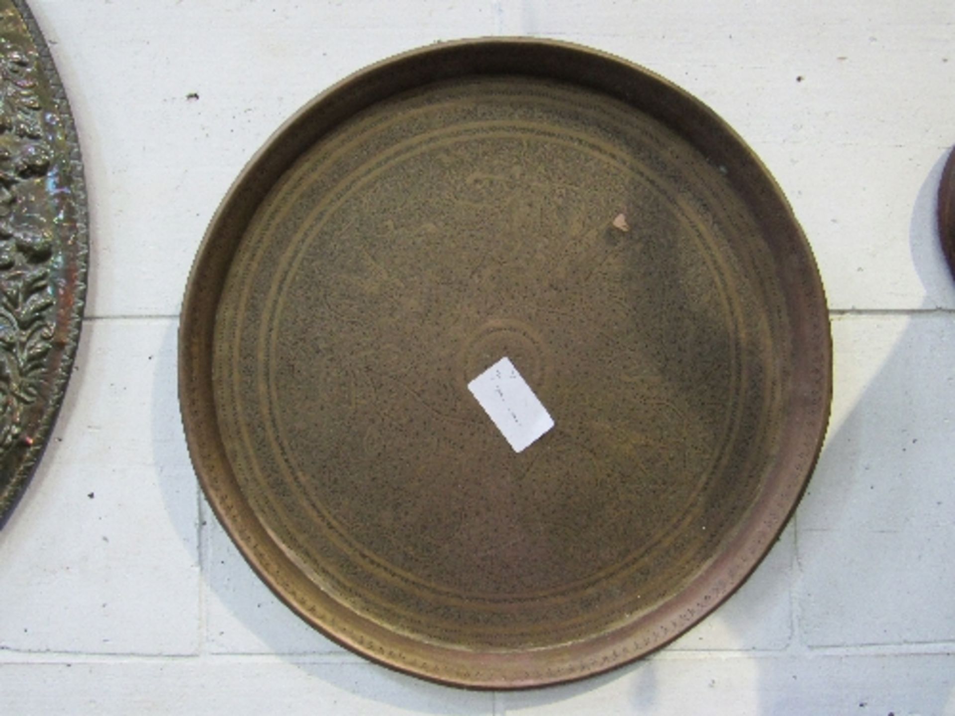 Large brass circular plaque of Shakespeare, diameter 76cms & an Indian brass tray, diameter 49cms. - Image 3 of 3