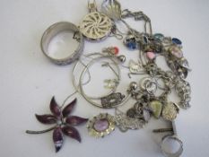 Approx 20 silver fashion rings & a bag of silver metal coloured jewellery. Estimate £10-20