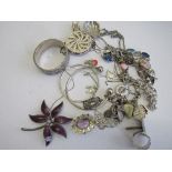 Approx 20 silver fashion rings & a bag of silver metal coloured jewellery. Estimate £10-20