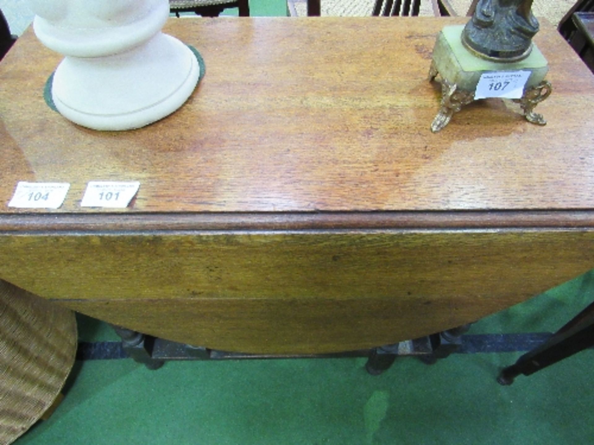 Oak gate-leg table on barley twist legs, 135cms (open) x 92cms. Estimate £20-40 - Image 2 of 3