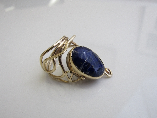 9ct gold wire & large flecked blue stone dress ring, size O, weight 6.5gms, size of stone 1.6mm x