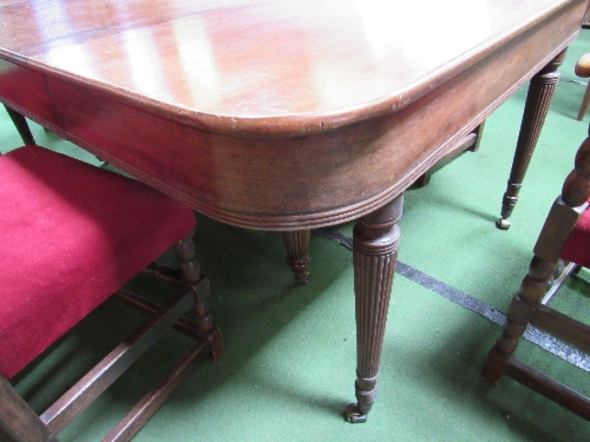 Edwardian extendable mahogany dining table on tapered fluted legs to brass casters, 180cms ( - Image 5 of 5