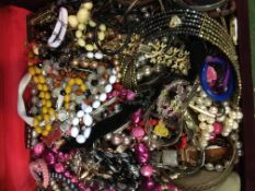 Large qty of costume jewellery. Estimate £15-25