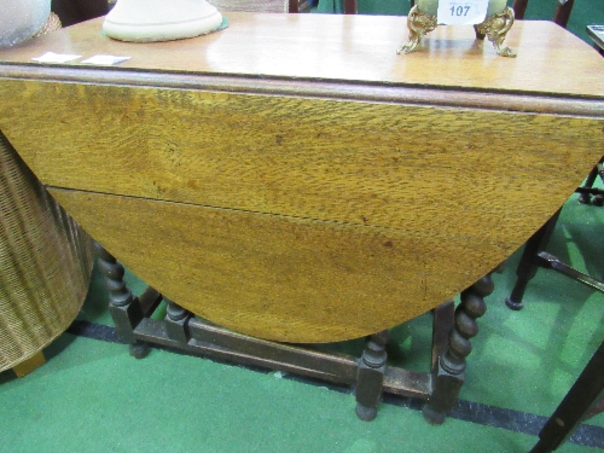 Oak gate-leg table on barley twist legs, 135cms (open) x 92cms. Estimate £20-40 - Image 3 of 3