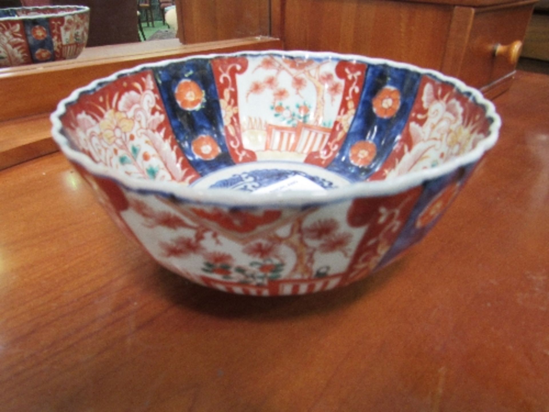 Imari bowl, diameter 21.5cms. Estimate £10-20