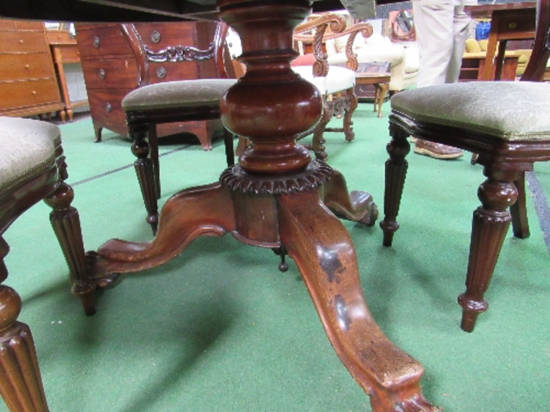 Victorian mahogany circular tilt-top table on heavy turned column to 3 shaped feet to casters, - Image 3 of 7