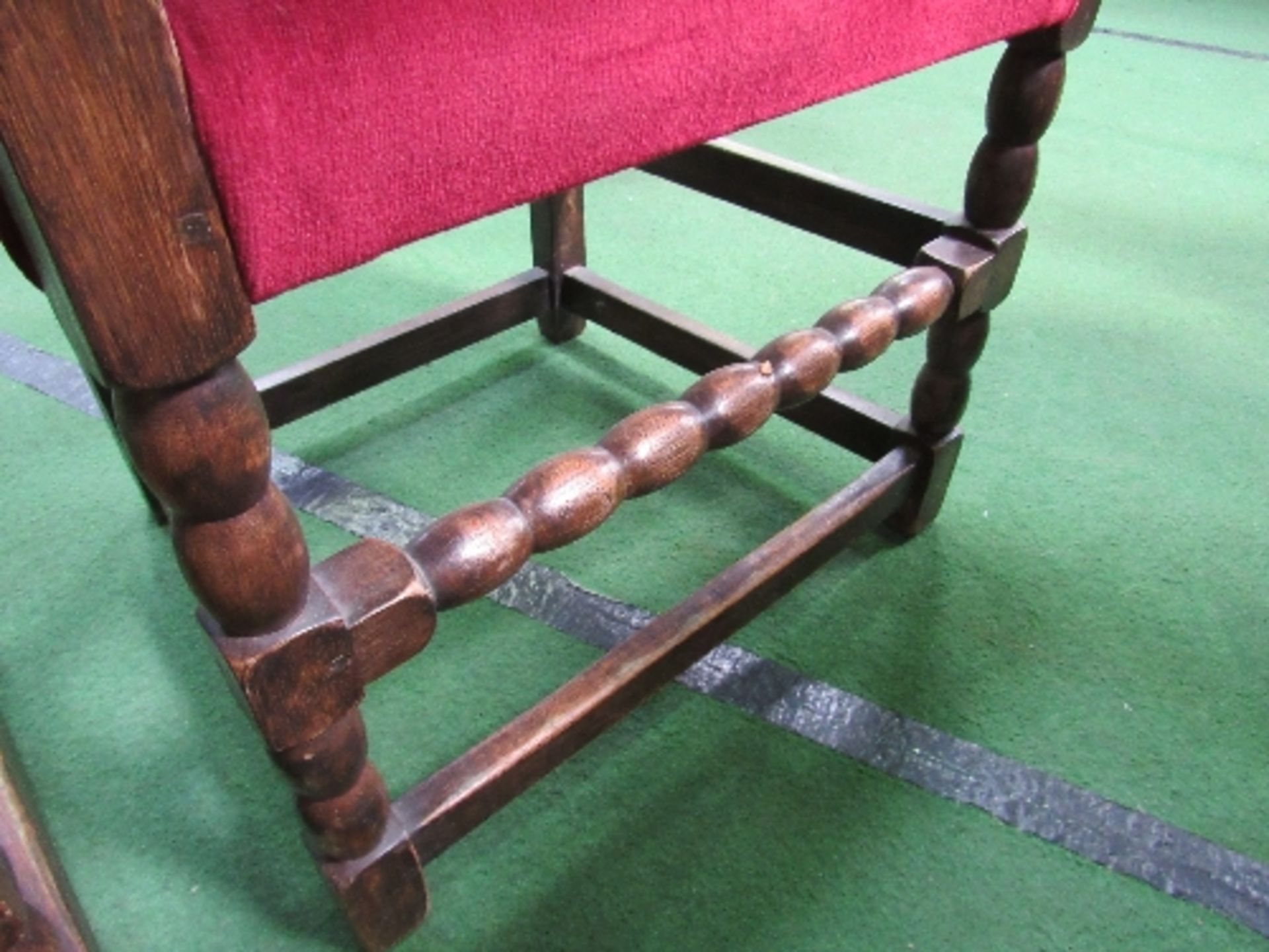 4+2 oak framed red upholstered chairs with bobbin turned stretcher to fronts. Estimate £40-60 - Image 2 of 4