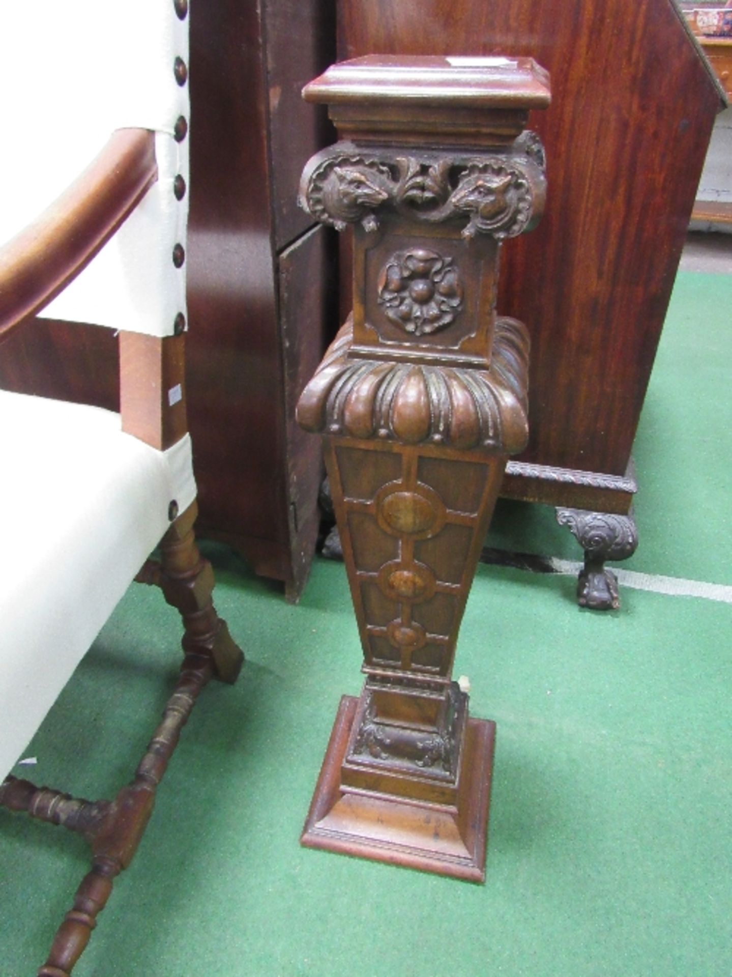 Carved mahogany torchere, height 81cms. Estimate £40-60