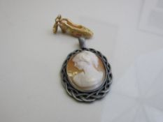 Cameo brooch & a V&A pendant charm. Estimate £20-40